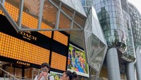 Azizah juga pernah terlihat liburan di Singapura. Terlihat dari momennya menikmati es krim Uncle di Orchard Road. Foto: Instagram @azizahsalsha_