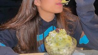 Calon istri Pratama Arhan ini juga suka menikmati dessert. Ini momennya menikmati patbingsoo dengan rasa matcha. Foto: Instagram @azizahsalsha_