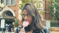 Putri Andre Rosiade ini terlihat menikmati es krim rasa stroberi berbentuk karakter Minnie Mouse. Azizah tampaknya sedang berada di Disney Land.  Foto: Instagram @azizahsalsha_