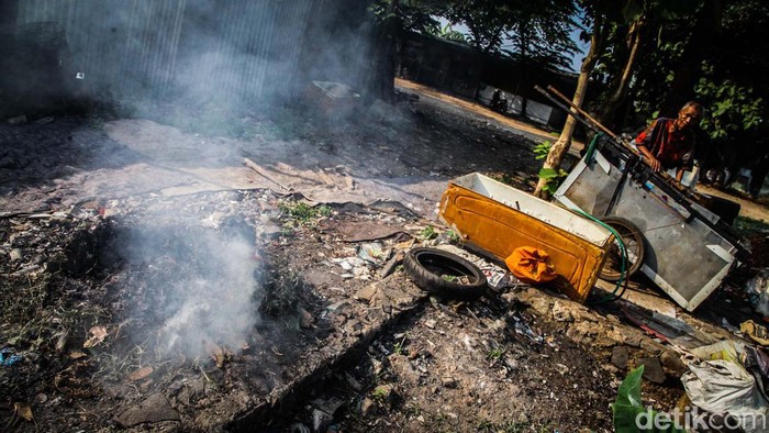Asap muncul di lokasi pembakaran sampah di Pondok Cabe, Tangerang Selatan, Selasa (15/8/2023).