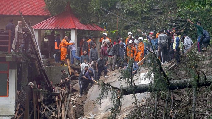 Banjir-Longsor Terjang India General view of landslide damage caused by flash floods in Mandi, Himachal Pradesh, India, August 14, 2023, in this picture obtained from social media. Subhash Dogra/via REUTERS THIS IMAGE HAS BEEN SUPPLIED BY A THIRD PARTY. MANDATORY CREDIT. NO RESALES. NO ARCHIVES.