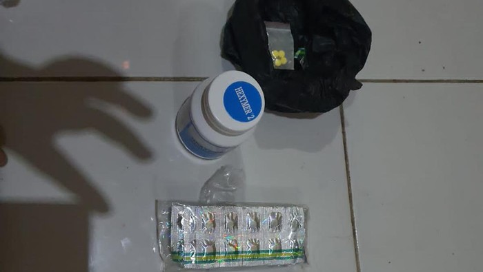 Barangk bukti obat terlarang yang diedarkan pemuda asal Indramayu