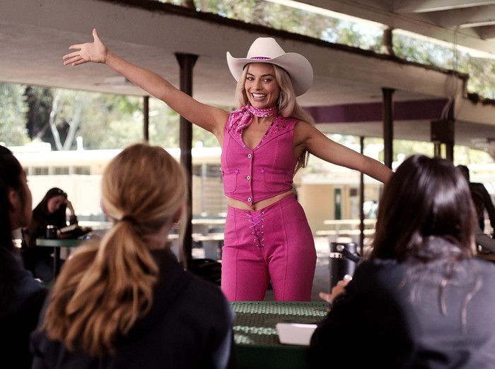 Cuplikan adegan Margot Robbie di Barbie (2023).