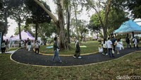 Lokasi ini juga menjadi taman seni terbesar di Jakarta yang terbentang lebih dari 10,000 m2. 