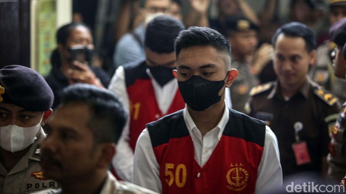 Mario Dandy Satriyo menjalani sidang tuntutan kasus penganiayaan terhadap Cristalino David Ozora. Tiba di PN Jaksel, Mario Dandy memakai rompi tahanan.