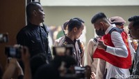 Mario Dandy tampak mengenakan kemeja putih. Saat persidangan dimulai, rompi tahanan dan borgol anak mantan Pejabat Ditjen Pajak Kementerian Keuangan Rafael Alun Trisambodo itu terlihat dilepas.  