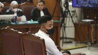 Sidang dipimpin Alimin Ribut Sudjono sebagai ketua majelis hakim.    