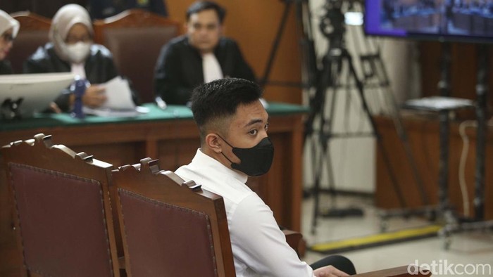 Mario Dandy Satriyo menjalani sidang tuntutan kasus penganiayaan terhadap Cristalino David Ozora. Tiba di PN Jaksel, Mario Dandy memakai rompi tahanan.