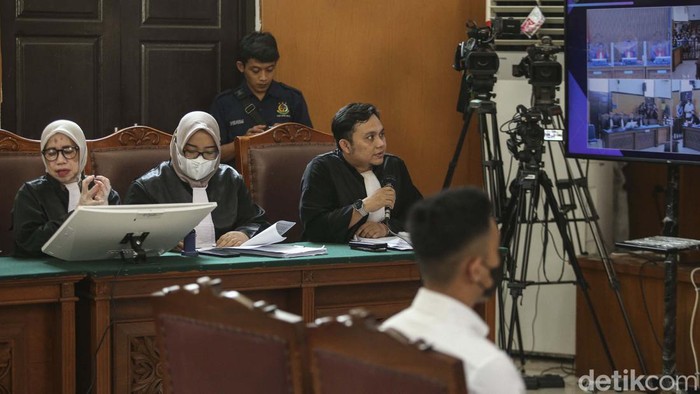 Mario Dandy Satriyo menjalani sidang tuntutan kasus penganiayaan terhadap Cristalino David Ozora. Tiba di PN Jaksel, Mario Dandy memakai rompi tahanan.