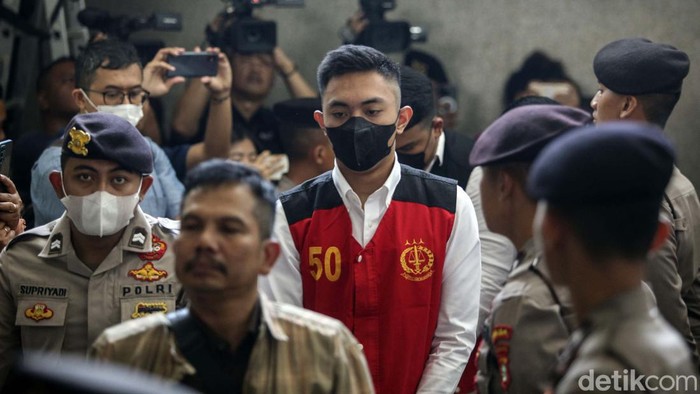 Mario Dandy Satriyo menjalani sidang tuntutan kasus penganiayaan terhadap Cristalino David Ozora. Tiba di PN Jaksel, Mario Dandy memakai rompi tahanan.