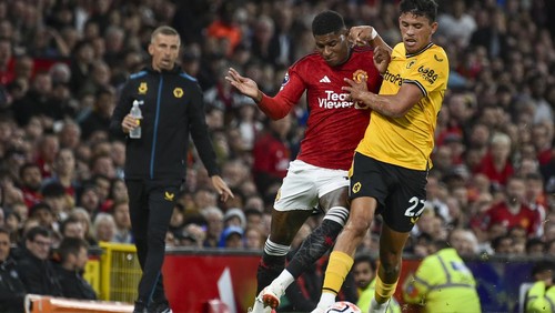 Wolverhampton Wanderers Matheus Nunes, right, duels for the ball with Manchester Uniteds Marcus Rashford during the English Premier League soccer match between Manchester United and Wolverhampton at the Old Trafford stadium in Manchester, England, Monday, Aug. 14, 2023. (AP Photo/Rui Vieira)