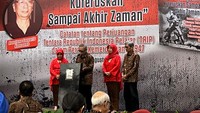 Perwakilan ahli waris almarhum Roestono Soeparto Koesoemo, Milono Hariadianto (kedua kiri) didampingi keluarga besar almarhum memberi sambutan. Buku ini berisi catatan tentang Perjuangan Tentara Republik Indonesia Pelajar (TRIP) dalam Perang Kemerdekaan I 1947.  