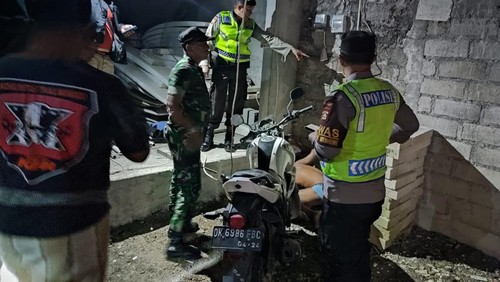 Polisi memeriksa kemungkinan masih ada aliran listrik sebelum mengevakuasi jenasah ke rumah sakit, Senin (14/8/2023) malam.