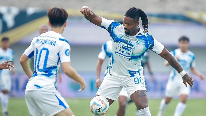Striker PSIS, Carlos Fortes saat melawan Dewa United.