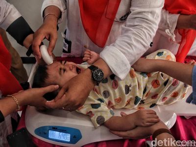Cegah Diare Berat, Bayi-bayi di Karang Tengah Ikut Imunisasi RV Gratis