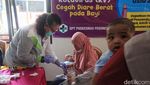 Cegah Diare Berat, Bayi-bayi di Karang Tengah Ikut Imunisasi RV Gratis