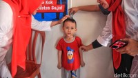 Seorang anak diukur tinggi badannya sebelum melakukan imunisasi.