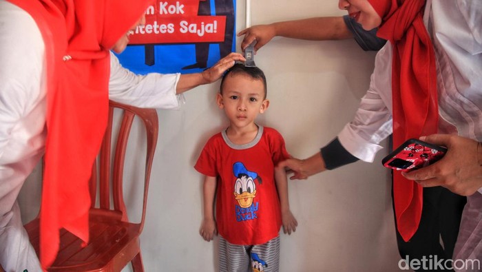 Petugas kesehatan melakukan imunisasi pada balita saat pelayanan imunisasi Rotavirus (RV) di Posyandu Nirwana, Kecamatan Karang Tengah, Kota Tangerang, Banten, Selasa (15/8/2023).