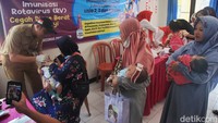 Petugas kesehatan melakukan imunisasi pada balita saat pelayanan imunisasi Rotavirus (RV) di Posyandu Nirwana, Kecamatan Karang Tengah, Kota Tangerang, Banten, Selasa (15/8/2023).   