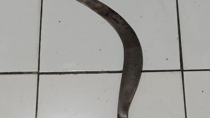 Celurit yang diamankan dari TH (dok. Polisi)
