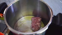 Untuk membuat semur daging ala Western ini, Nana Mirdad mengenakan panci khusus seperti pada gambar ini. Foto: YouTube The Whites Family