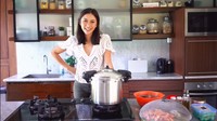 Begini penampilan keseluruhan dapurnya. Didominasi dengan warna putih pada dindingnya, dan warna cokelat pada rak kayunya. Foto: YouTube The Whites Family