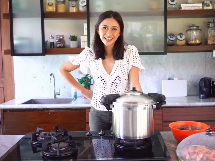 Begini Potret Dapur Nana Mirdad yang Minimalis tapi Elegan