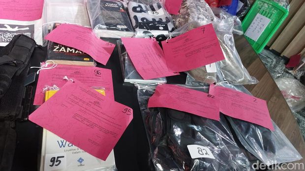Densus 88 Antiteror Polri menangkap seorang pria terduga teroris berinisial DE (28). Setelah itu polisi menggeledah dan menyita berbagai barang bukti terkait penangkapan DE. (Rumondang N/detikcom)