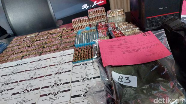 Densus 88 Antiteror Polri menangkap seorang pria terduga teroris berinisial DE (28). Setelah itu polisi menggeledah dan menyita berbagai barang bukti terkait penangkapan DE. (Rumondang N/detikcom)