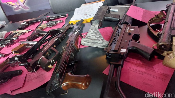 Densus 88 Antiteror Polri menangkap seorang pria terduga teroris berinisial DE (28). Setelah itu polisi menggeledah dan menyita berbagai barang bukti terkait penangkapan DE. (Rumondang N/detikcom)