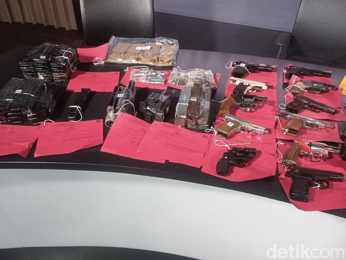 Densus 88 Antiteror Polri menangkap seorang pria terduga teroris berinisial DE (28). Setelah itu polisi menggeledah dan menyita berbagai barang bukti terkait penangkapan DE. (Rumondang N/detikcom)