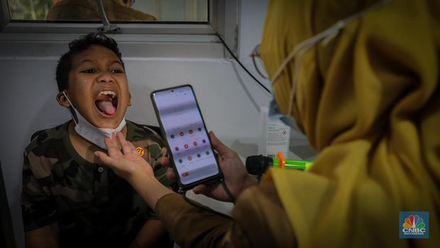 Dokter melakukan pemeriksaan kesehatan terhadap pasien bergejala Infeksi Saluran Pernapasan Akut (ISPA) di Puskesmas Kecamatan Mampang Prapatan, Jakarta Selatan, Selasa (15/8/2023). Tingginya angka polusi udara di Jakarta belakangan ini menyebabkan jumlah warga yang terinfeksi penyakit ISPA meningkat. (վ/Faisal Rahman)