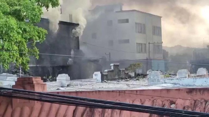 Duar! Ledakan Guncang Gedung di Republik Dominika Emergency services personnel at the site of an explosion in a building, in San Cristobal, Dominican Republic August 14, 2023 in this screen grab obtained from social media video. Guasapo Noticias y Mas/via REUTERS THIS IMAGE HAS BEEN SUPPLIED BY A THIRD PARTY. MANDATORY CREDIT. NO RESALES. NO ARCHIVES.