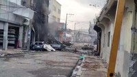 Sejumlah mobil hancur akibat ledakan ini. Belum ada laporan korban jiwa akibat ledakan ini.  