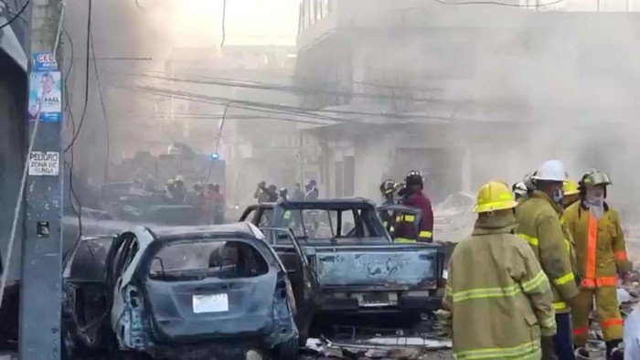 Duar! Ledakan Guncang Gedung di Republik Dominika Emergency services personnel at the site of an explosion in a building, in San Cristobal, Dominican Republic August 14, 2023 in this screen grab obtained from social media video. Guasapo Noticias y Mas/via REUTERS THIS IMAGE HAS BEEN SUPPLIED BY A THIRD PARTY. MANDATORY CREDIT. NO RESALES. NO ARCHIVES.