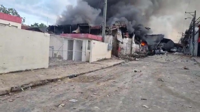 Duar! Ledakan Guncang Gedung di Republik Dominika Emergency services personnel at the site of an explosion in a building, in San Cristobal, Dominican Republic August 14, 2023 in this screen grab obtained from social media video. Guasapo Noticias y Mas/via REUTERS THIS IMAGE HAS BEEN SUPPLIED BY A THIRD PARTY. MANDATORY CREDIT. NO RESALES. NO ARCHIVES.
