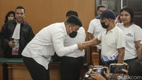 Jaksa juga menuntut Shane Lukas bersama Mario Dandy Satriyo (20) dan AG (15) membayar restitusi atau ganti rugi terhadap David sebesar Rp 120 miliar.