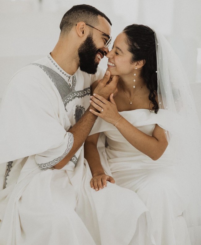 Di bulan Juni, keduanya menikah. Di hari pernikahan mereka adalah momen keduanya untuk pertama kalinya berciuman. Foto: Dok. Instagram/@eleazerakuchie @keylinakuchie