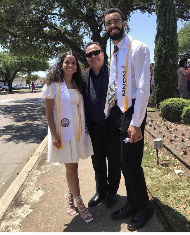 Keylin mengatakan bahwa saat berpacaran mereka memilih untuk pergi ramai-ramai dibanding hanya berdua saja.  Foto: Dok. Instagram/@eleazerakuchie @keylinakuchie