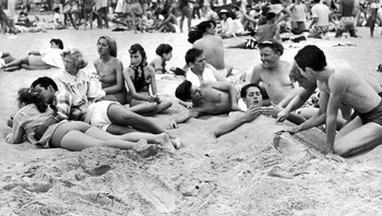 Pasangan Berpelukan Sambil Duduk Dalam Lubang Saat Orang Lain Menikmati Pantai Pada Tanggal 4 Juli Di Santa Monica, California, 1950. (Difoto Oleh Ralph Crane) Foto: Instagram/gotweird