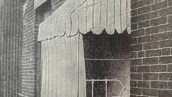 Tenda Jendela Awalnya Diciptakan Untuk Memberikan Pengobatan Terbuka Untuk Pasien Tuberkulosis di Rumah Mereka Sendiri Ketika Mereka Tidak Memiliki Balkon Atau Bangunan Terbuka Lainnya . Ini terjadi pada 1910-an Foto: Instagram/gotweird