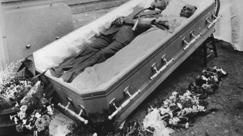 Thomas Jefferson Souder dan istrinya Mary Ellen dimakamkan bersama dalam peti mati ganda khusus. Mereka menikah 60 tahun, dan meninggal beberapa hari terpisah pada bulan Juli 1921 - Mary pada tanggal 13, Jeff pada tanggal 15. Keduanya mengidap disentri, yang dikenal sebagai The Flux pada waktu itu. Disentri adalah salah satu bentuk gastroenteritis, biasanya disebabkan oleh makanan dan air yang terkontaminasi. Tanpa pengobatan, penderita disentri akan dengan cepat kehilangan cairan tubuh yang menyebabkan dehidrasi dan akhirnya kematian. Penyakit ini merupakan pembunuh umum pada abad ke-19 dan ke-20 sebelum penemuan penisilin pada tahun 1928, terutama pada masa perang ketika air bersih tidak mudah didapat. Foto: Instagram/gotweird