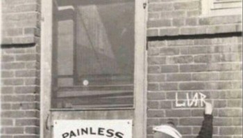 Bocah ini Meninggalkan Review di Tembok. Foto ini Diambil Pada Tahun 1920-an. Foto: Instagram/gotweird