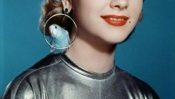 Anne Francis Mengenakan Anting Kandang Burung Dengan Parkit Asli. Foto ini diabadikan pada 1956. Foto: Instagram/gotweird