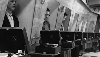 Dulu Orang Pergi Ke Toko Rekaman Dan Mendengarkan Rekaman di Bilik Khusus ini. Foto: Instagram/gotweird