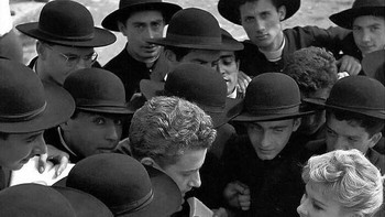 Aktris Italia Marisa Allasio Dikelilingi Oleh Para Pendeta Muda, 1957 Foto: Instagram/gotweird