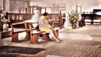 Hantu di gereja: Hantu ini telah dilaporkan terlihat sebelumnya di lokasi ini juga. Peter Berthelot mengambil foto istrinya, Diane, sedang duduk di bangku di Gereja Worstead di Norfolk, Inggris tahun 1975. Ketika filmnya dibuat, mereka melihat hantu duduk di bangku di belakang Diane. Foto: Pocket Lin
