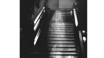 Brown Lady: Foto The Brown Lady ini, dianggap oleh banyak orang sebagai bukti foto hantu yang sebenarnya, diambil di Raynham Hall di Norfolk, Inggris tahun 1936. Diduga ada banyak penampakan sosok tersebut sebelum foto ini dan dikatakan sebagai hantu Lady Townshend. Dia dikunci di sebuah kamar di aula oleh suaminya ketika dia mengetahui tentang perselingkuhannya dan ditinggalkan di sana sampai mati. Foto: Pocket Lin
