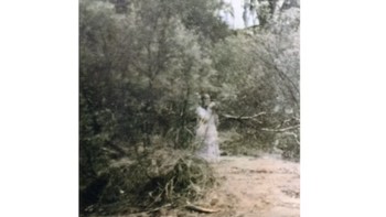 Beberapa dari foto hantu ini dapat dijelaskan sebagai eksposur ganda kamera, tapi tidak dapat disangkal bahwa foto tersebut menarik.Tidak ada yang tahu siapa sosok hantu di foto ini, diambil di Alice Springs, Australia tahun 1959. Beberapa orang mengira itu hanya kasus kamera error, sementara yang lain mengira itu mungkin roh yang mengawasi. Foto: Pocket Lin