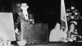 Hantu saudara: Karena foto ini diambil dengan Polaroid, banyak orang menganggapnya sungguhan. Ini menunjukkan sosok Robert A. Ferguson memberikan pidato, dan hantu mendiang saudaranya Walter mengintip dari baliknya. Foto: Pocket Lin